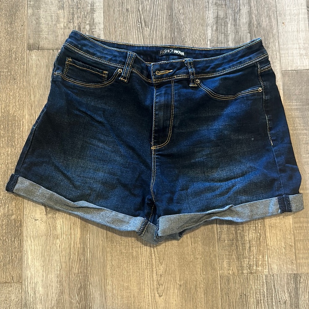 Fashion nova high-rise, Jean shorts, never worn size 7 dark wash